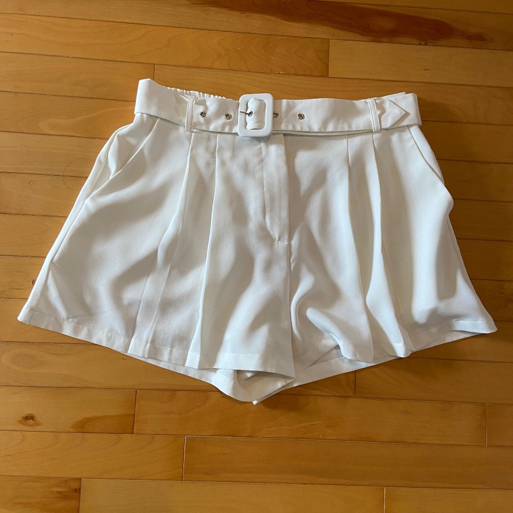 Elodie White Shorts - Size Large